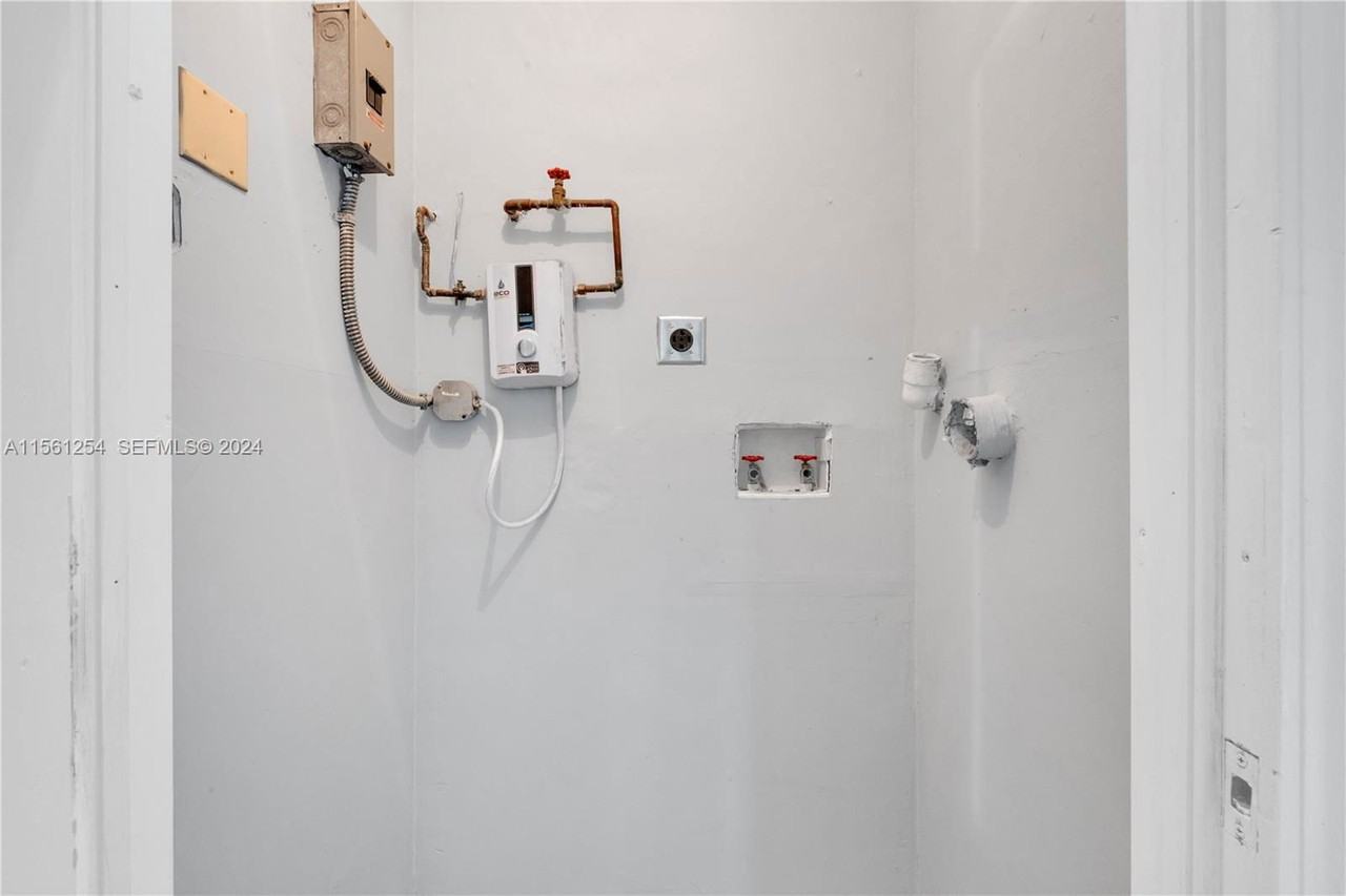 2000 Nw 27th St - Photo 2 of 8