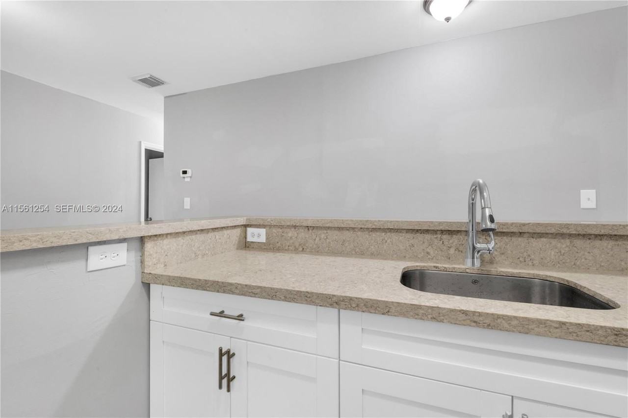 2000 Nw 27th St - Photo 5 of 8