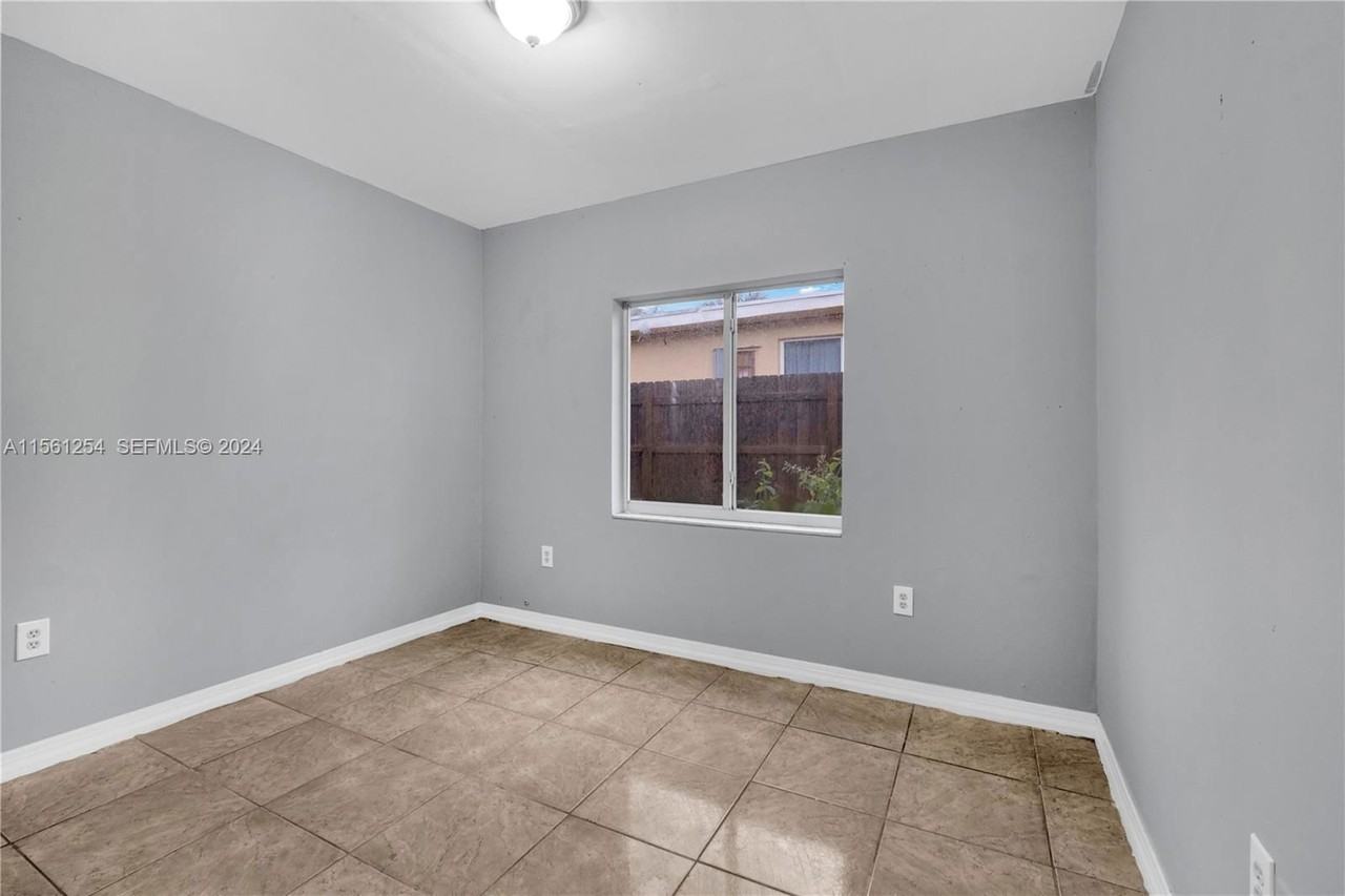 2000 Nw 27th St - Photo 7 of 8