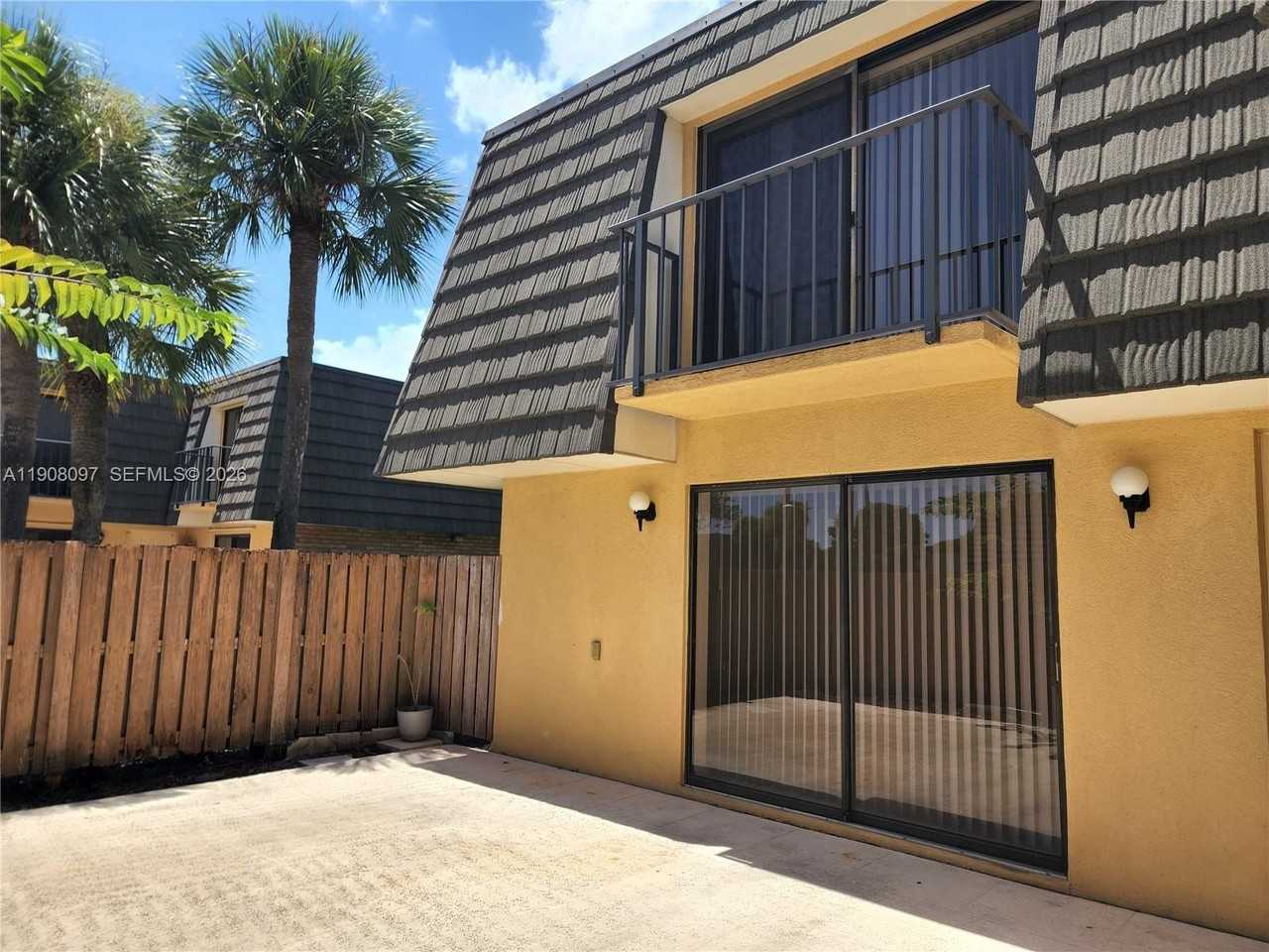 2706 27th Way #2706 - Photo 3 of 19