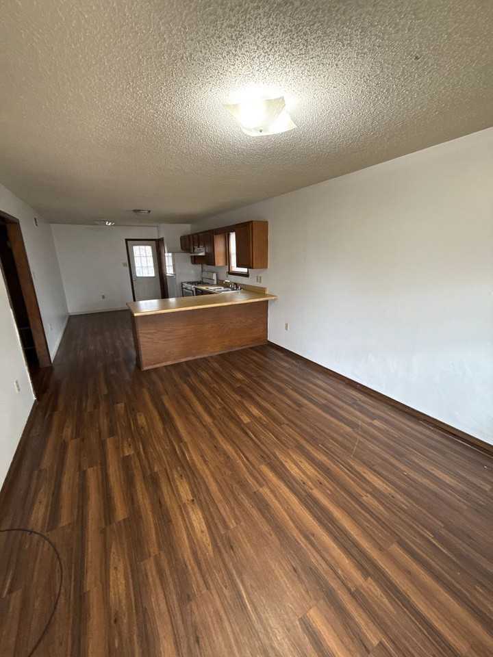 805 E N St - Photo 2 of 10