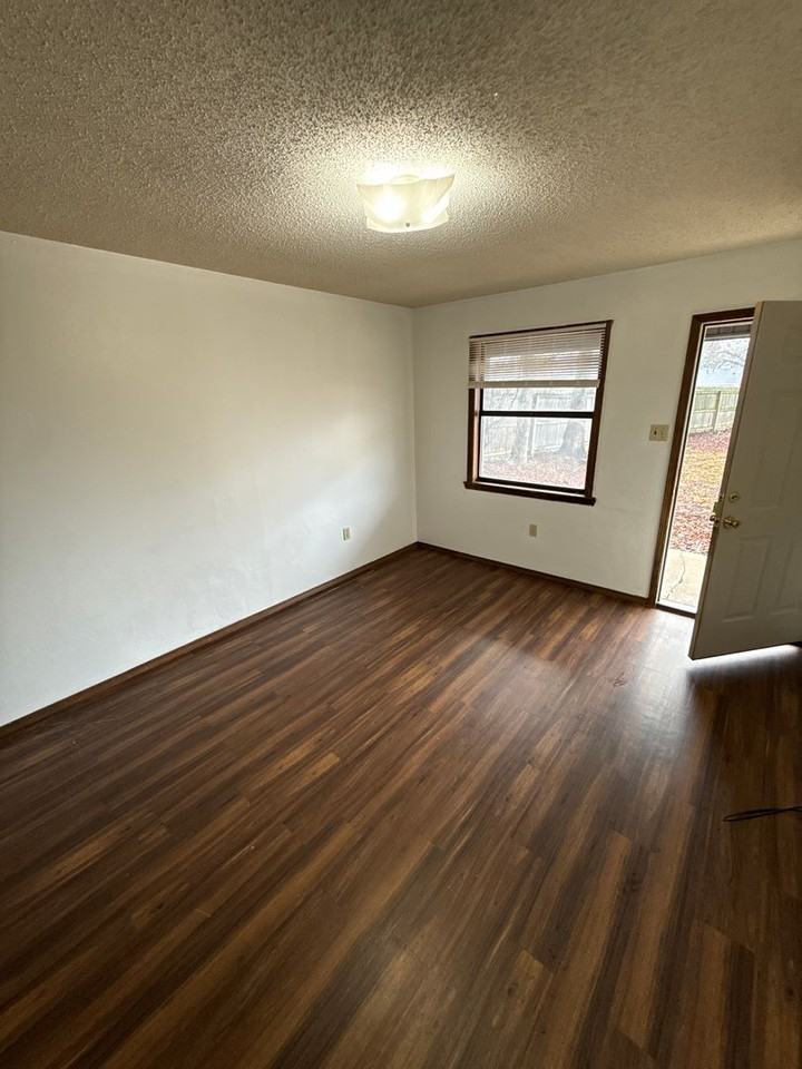 805 E N St - Photo 3 of 10