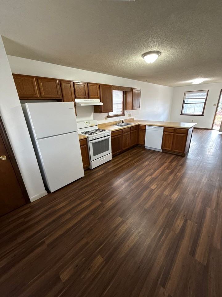 805 E N St - Photo 5 of 10