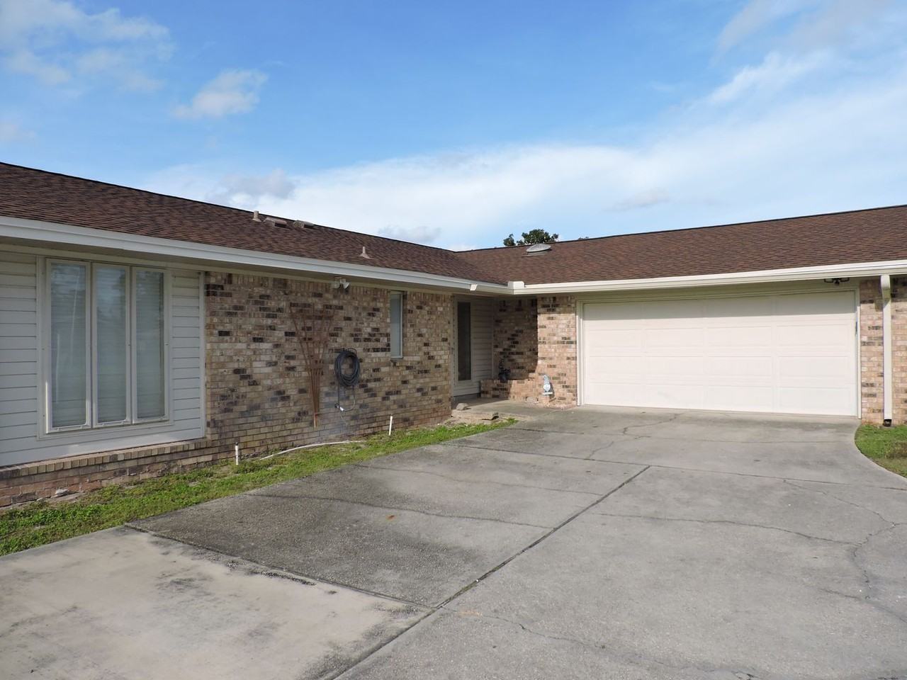 12134 Longwood Dr - Photo 2 of 37