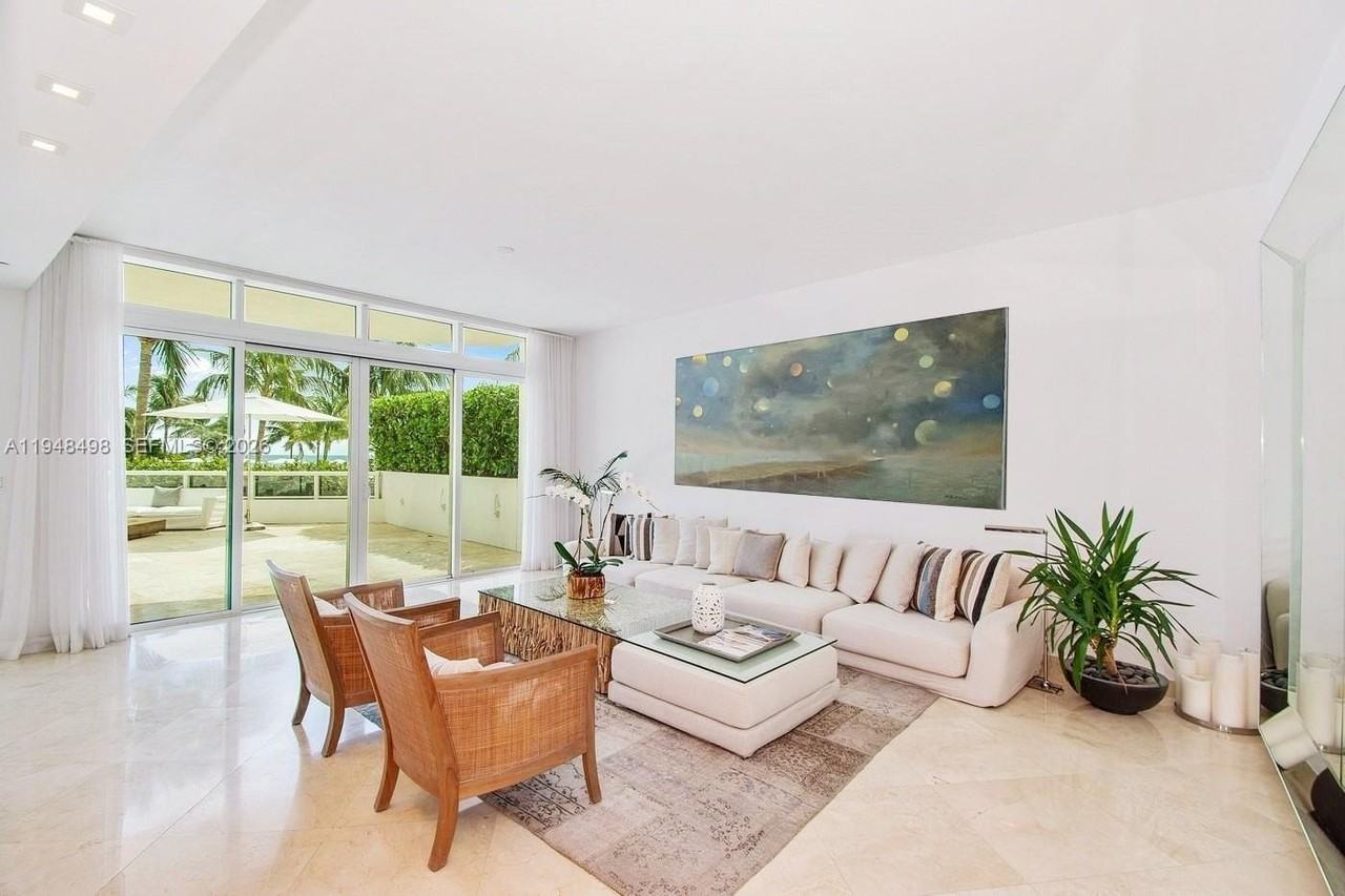 50 S Pointe Dr #TWN2 - Photo 2 of 28