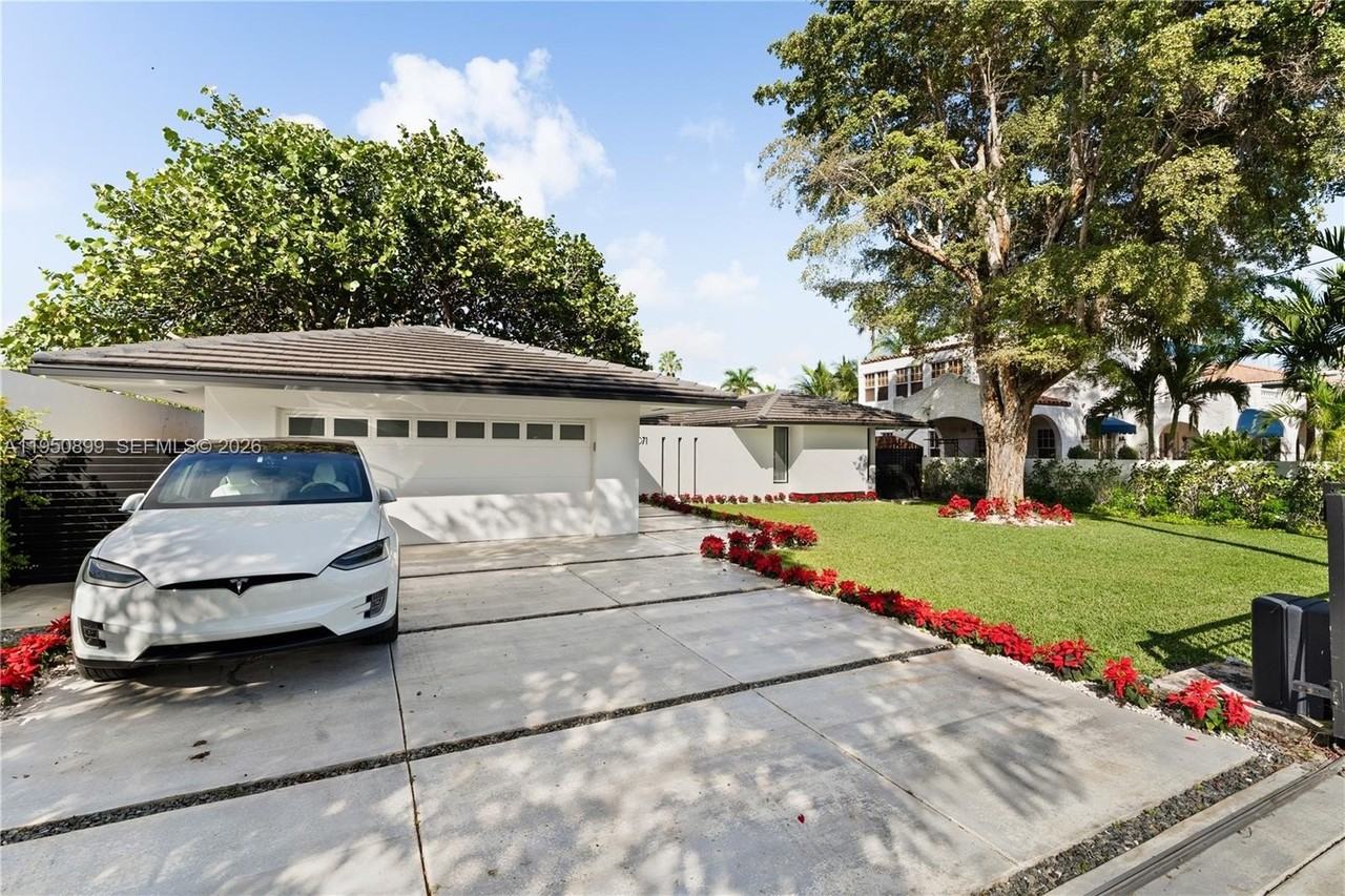 1071 Ne 83rd St - Photo 2 of 29