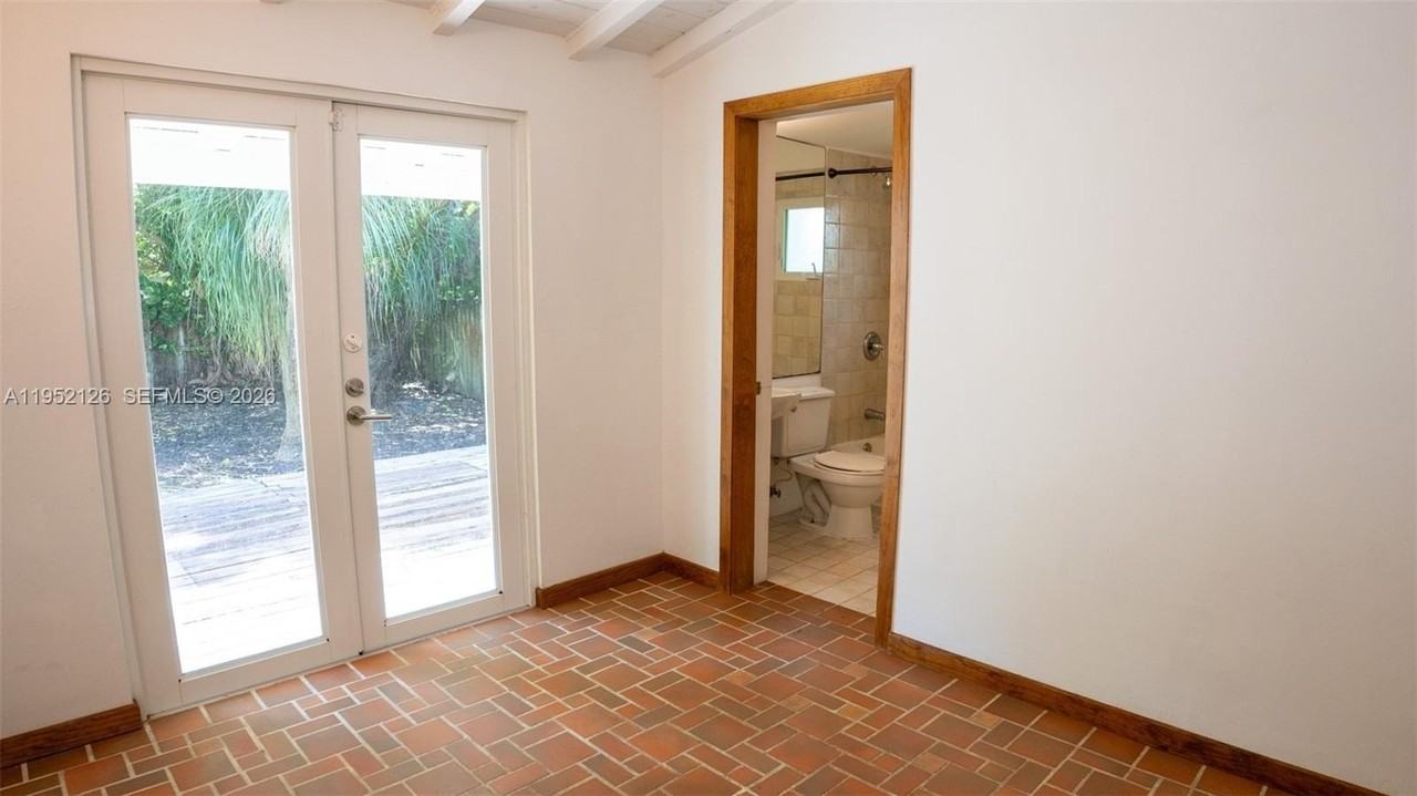 796 Ne 88th St - Photo 3 of 32