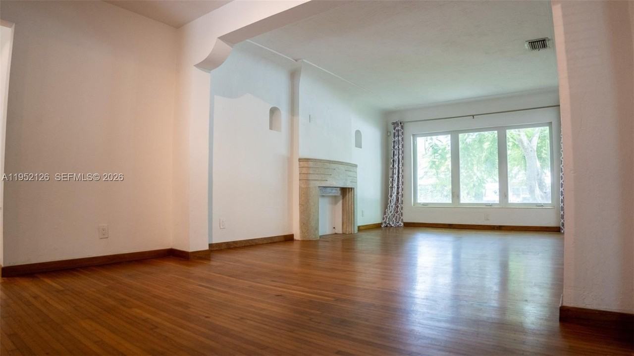 796 Ne 88th St - Photo 4 of 32