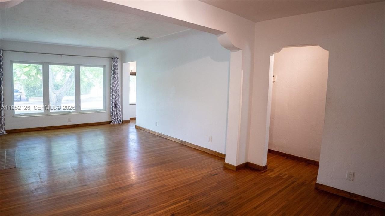 796 Ne 88th St - Photo 6 of 32