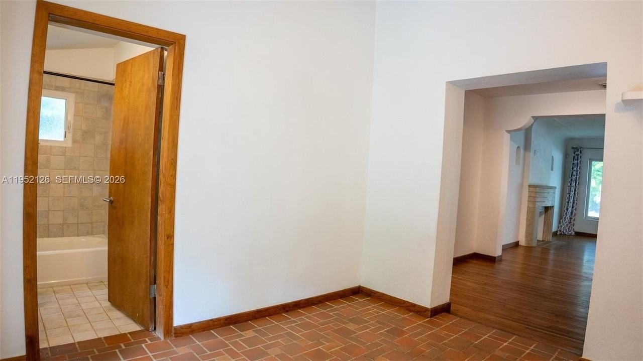 796 Ne 88th St - Photo 7 of 32