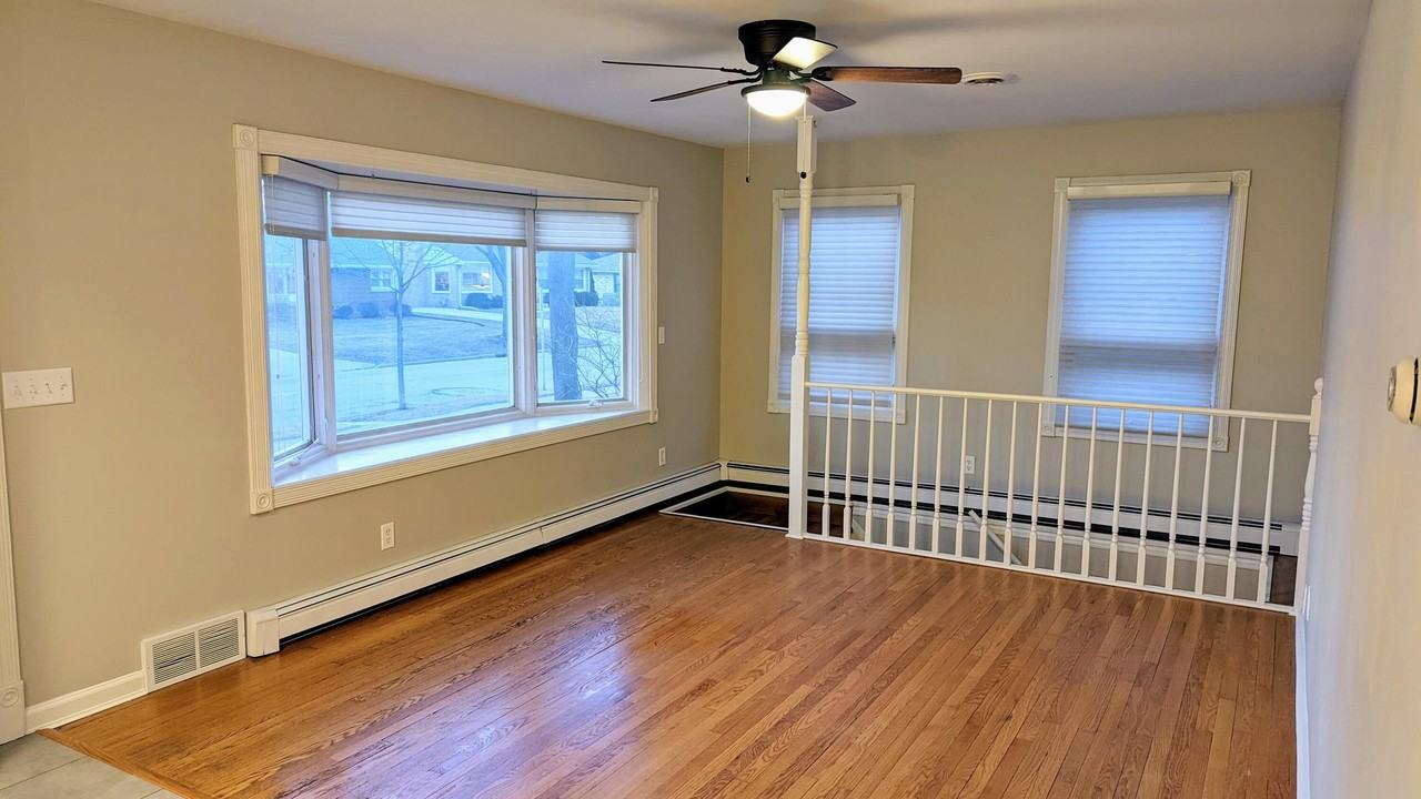 5354 N Lydell Ave - Photo 2 of 14