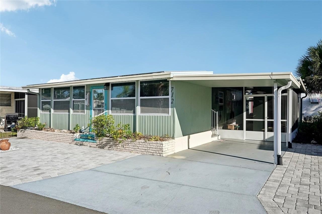 712 Roma Rd - Photo 3 of 24