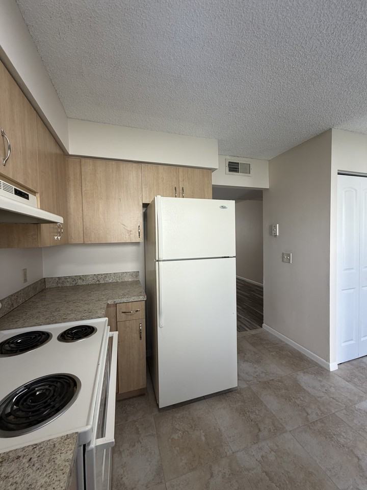 663 Sw 35th St #663APT5 - Photo 4 of 22