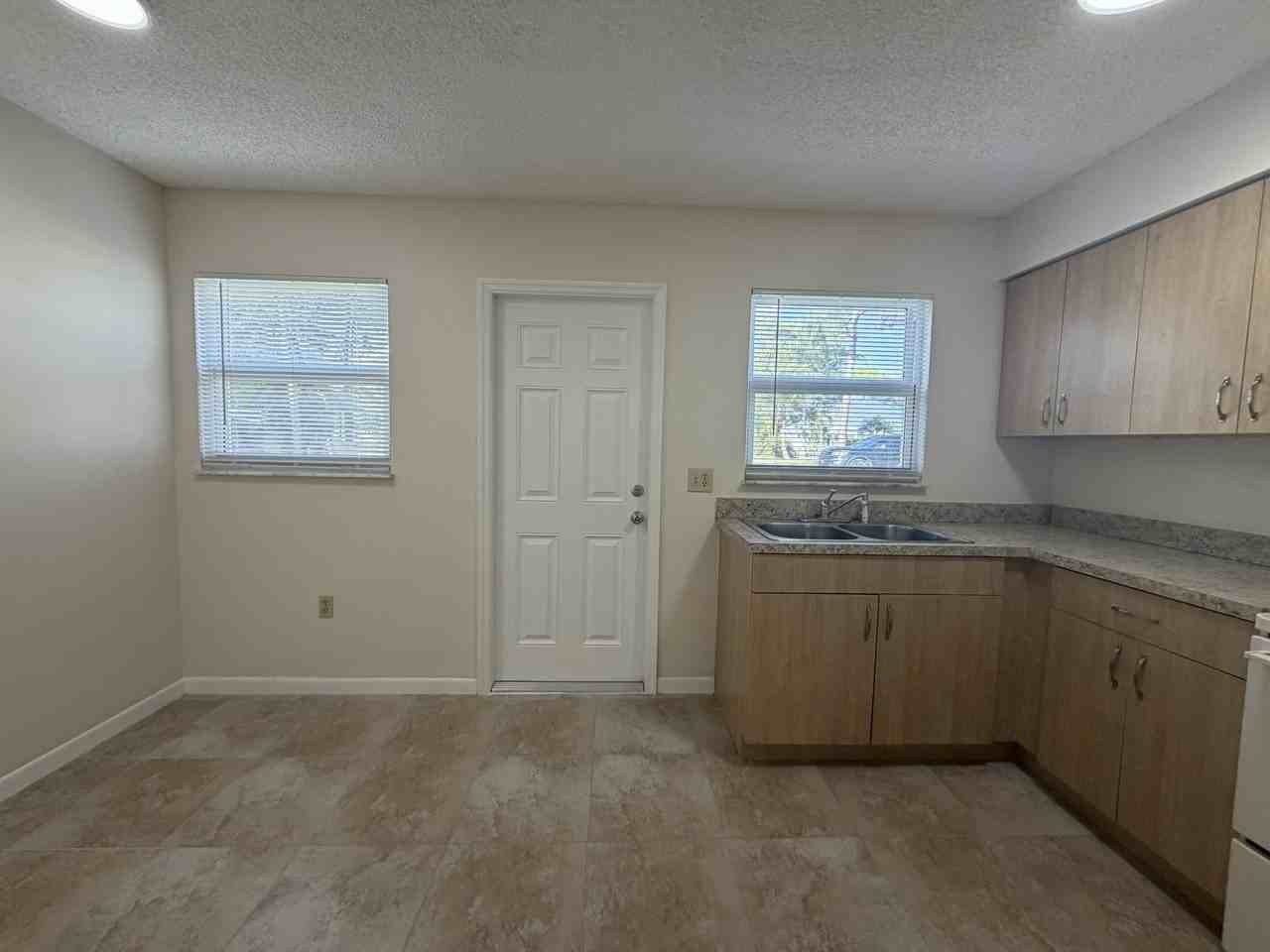 663 Sw 35th St #663APT5 - Photo 5 of 22