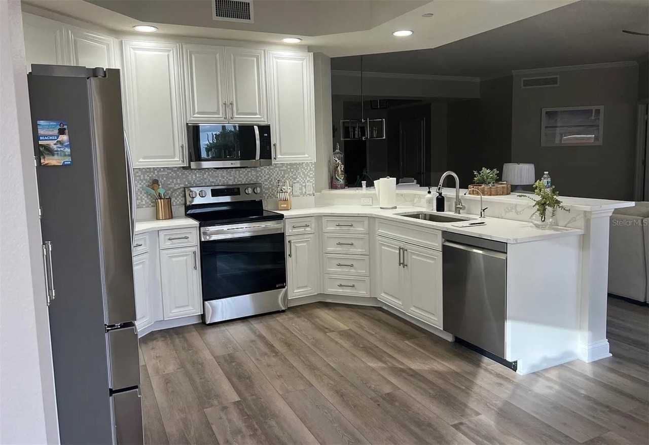 521 Mandalay Ave #307 - Photo 2 of 16