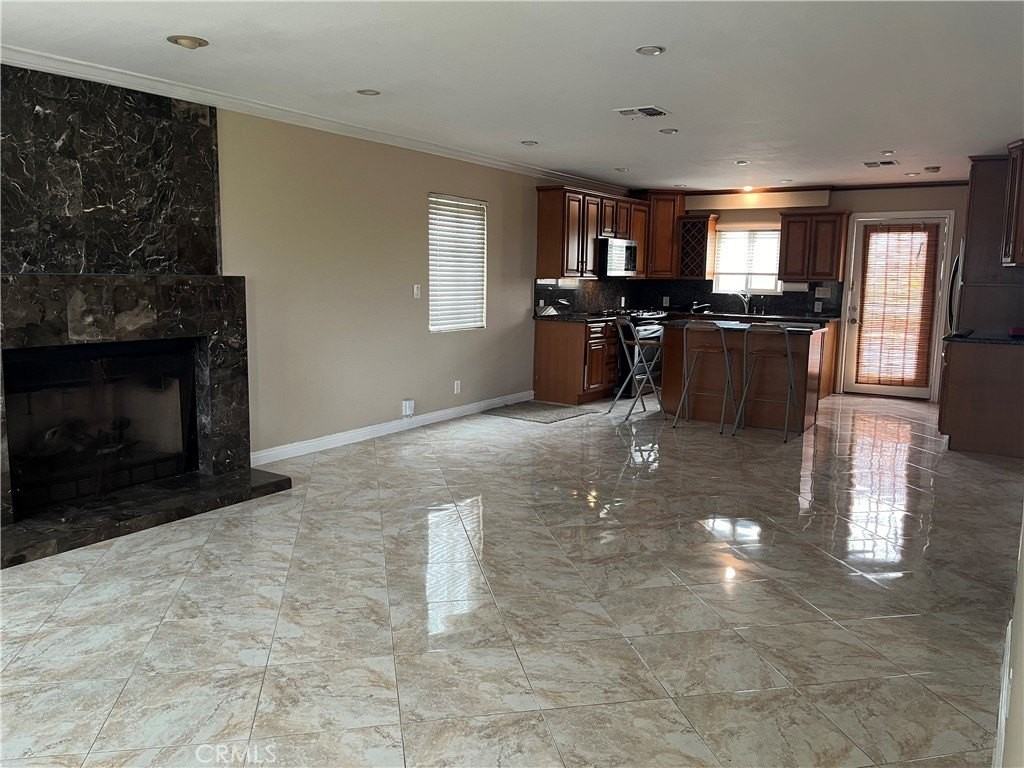 135 Flower St #B - Photo 4 of 21