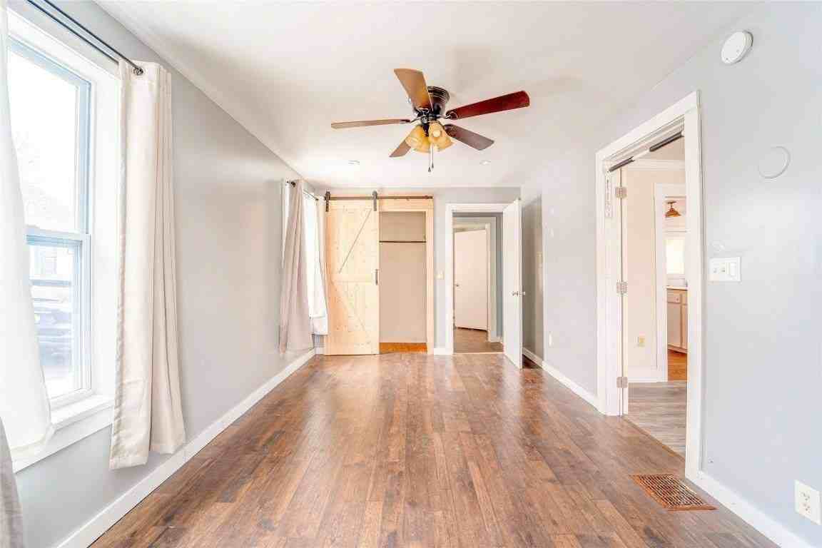 425 Clayton Ave - Photo 5 of 16