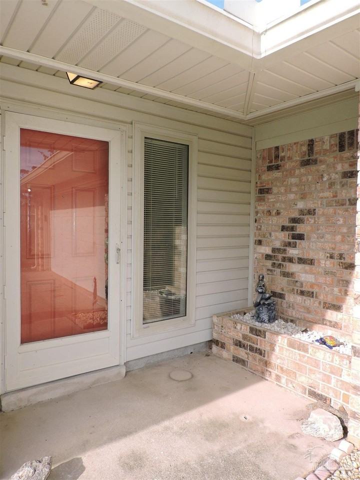 12134 Longwood Dr - Photo 3 of 25