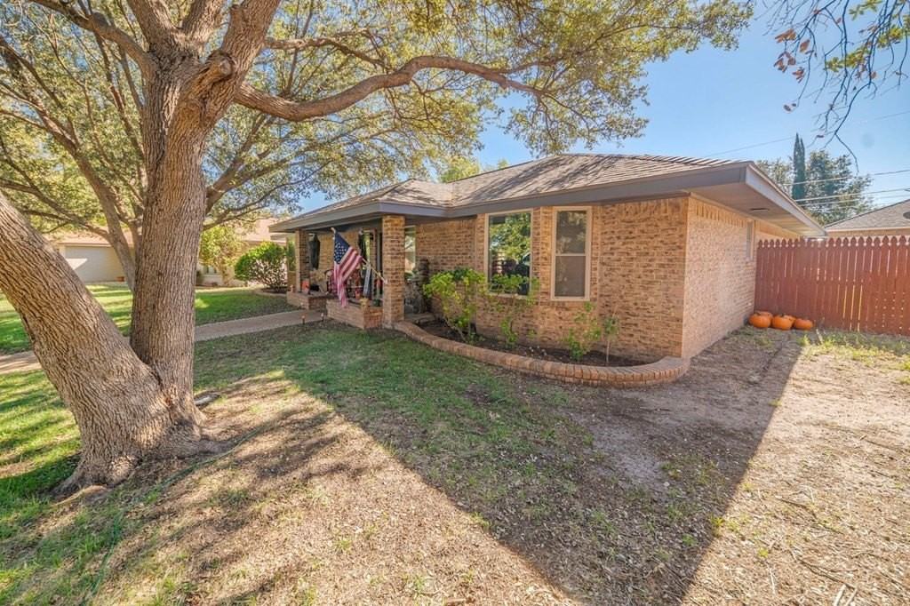 4003 Gleneagles Ct - Photo 2 of 32