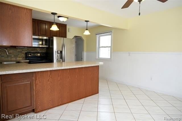 2141 Mahan St - Photo 6 of 42