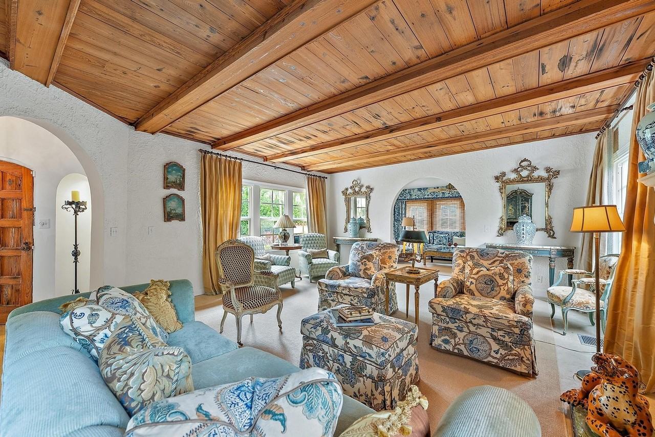 325 Seaspray Ave - Photo 4 of 14