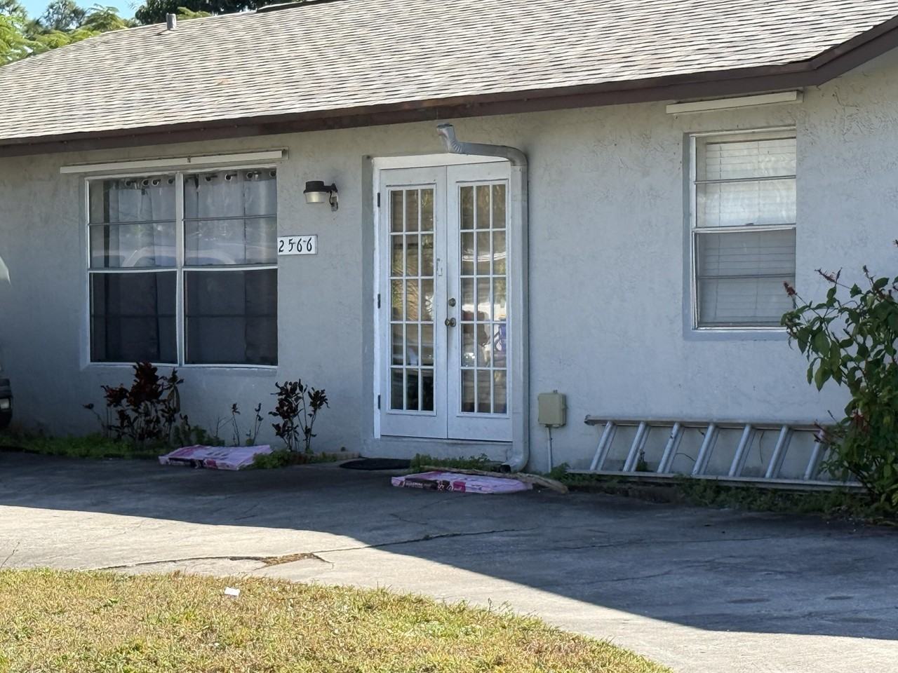 2566 Se Bonita St - Photo 2 of 5