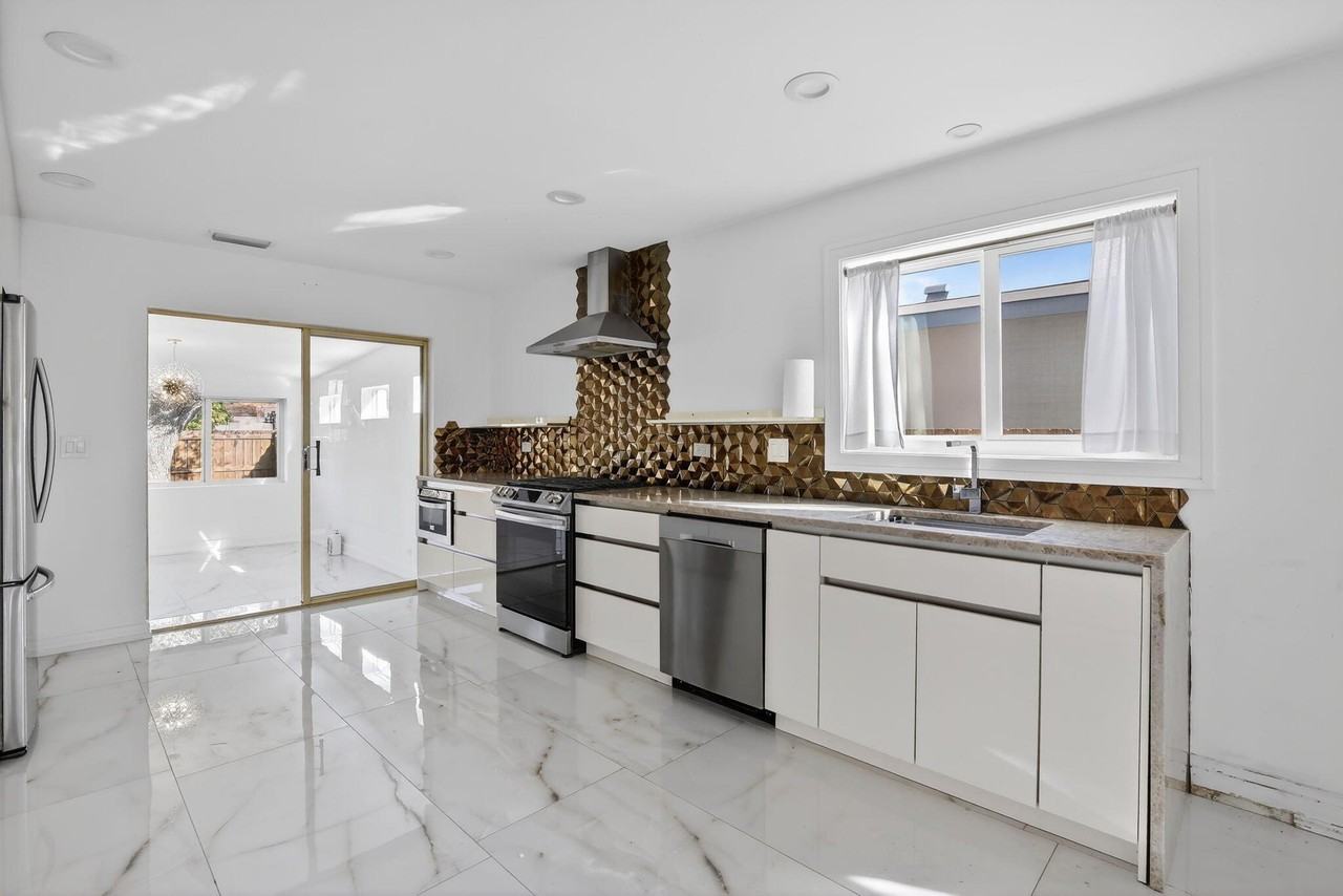 1323 Lincoln St - Photo 2 of 40