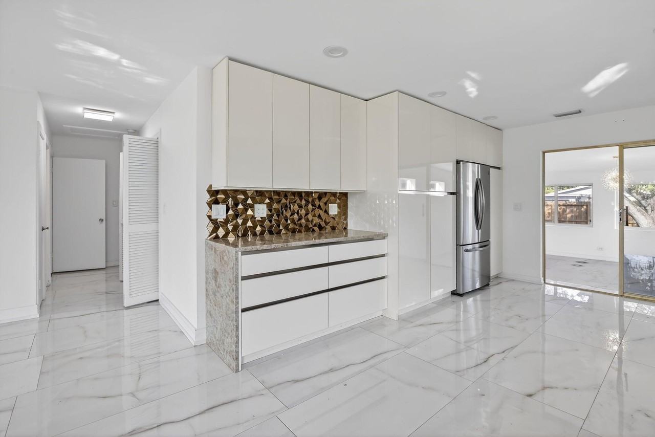 1323 Lincoln St - Photo 3 of 40