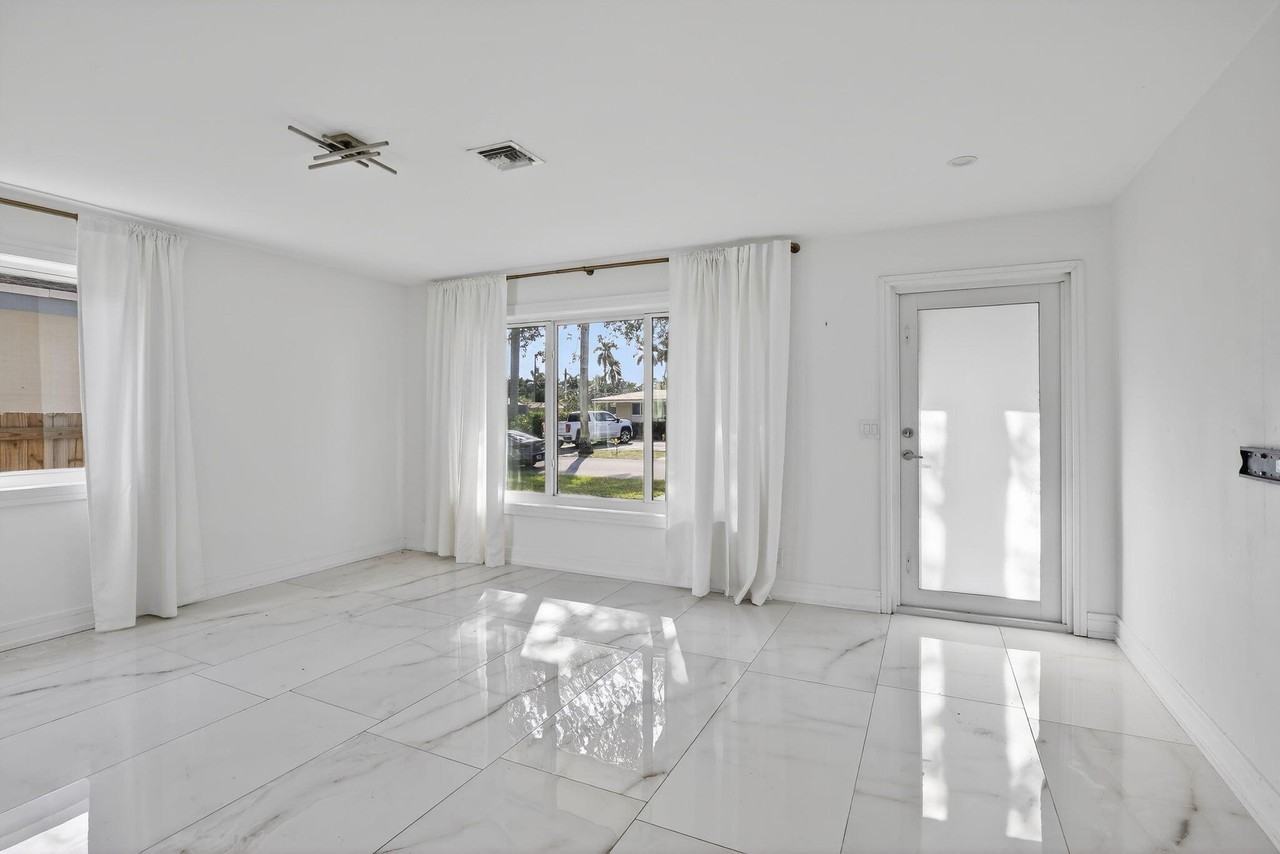 1323 Lincoln St - Photo 4 of 40