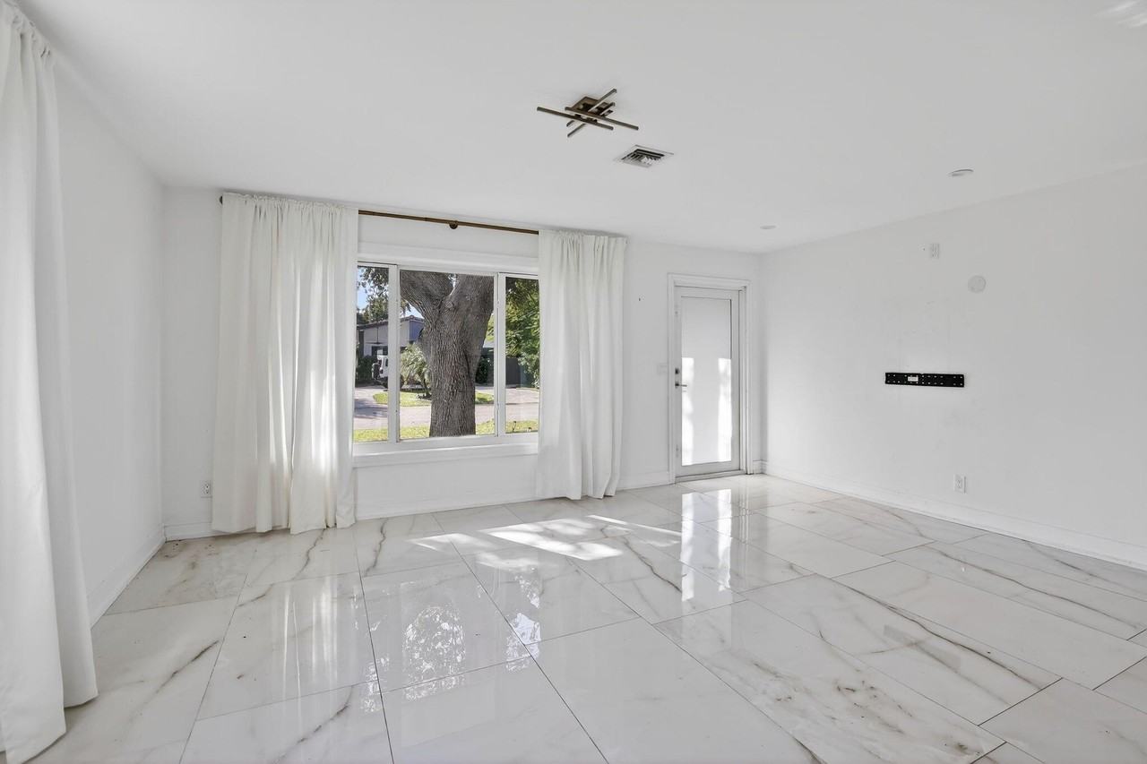 1323 Lincoln St - Photo 5 of 40