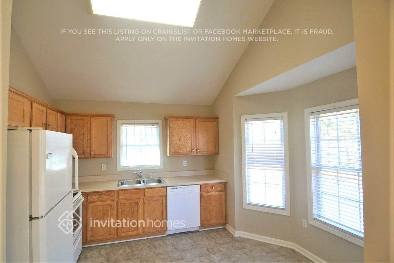 9455 Pebble Creek Ct - Photo 3 of 10