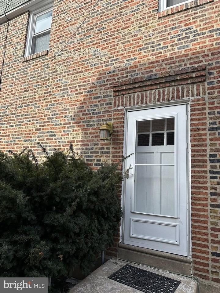 1215 Englewood St - Photo 2 of 11