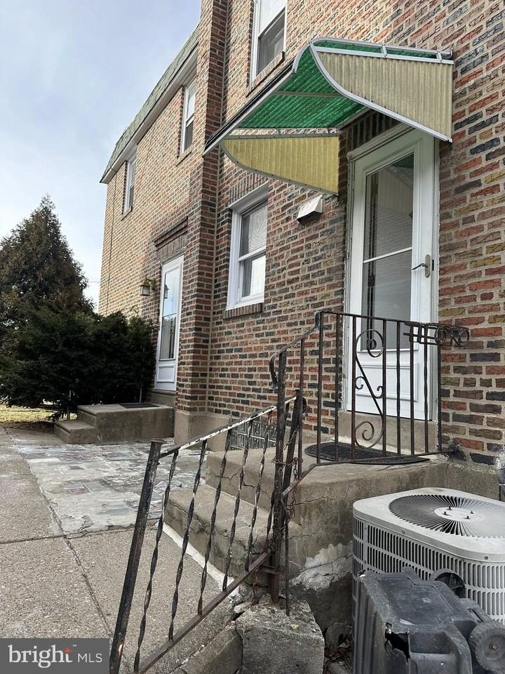 1215 Englewood St - Photo 3 of 11