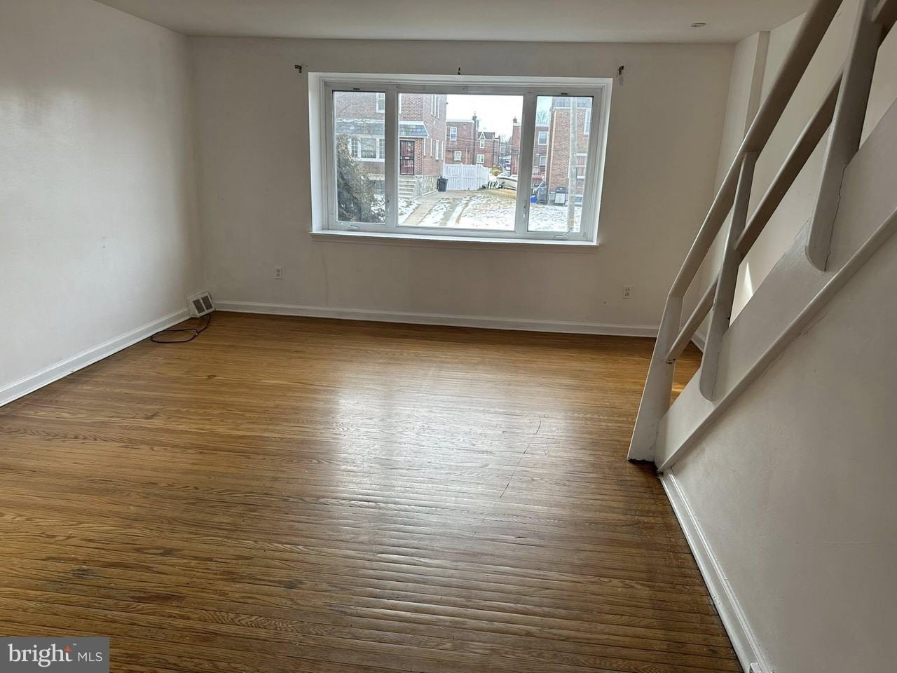 1215 Englewood St - Photo 5 of 11