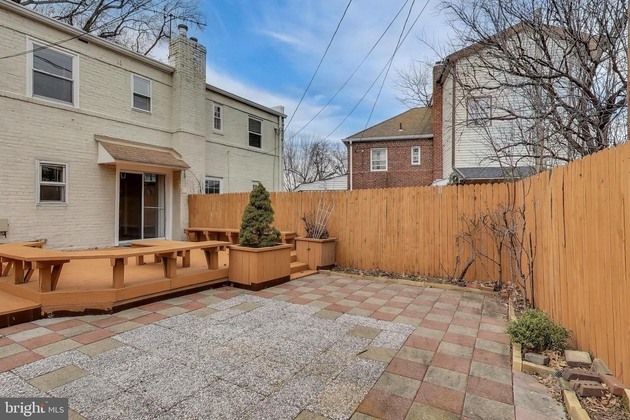 903 S Irving St - Photo 2 of 32