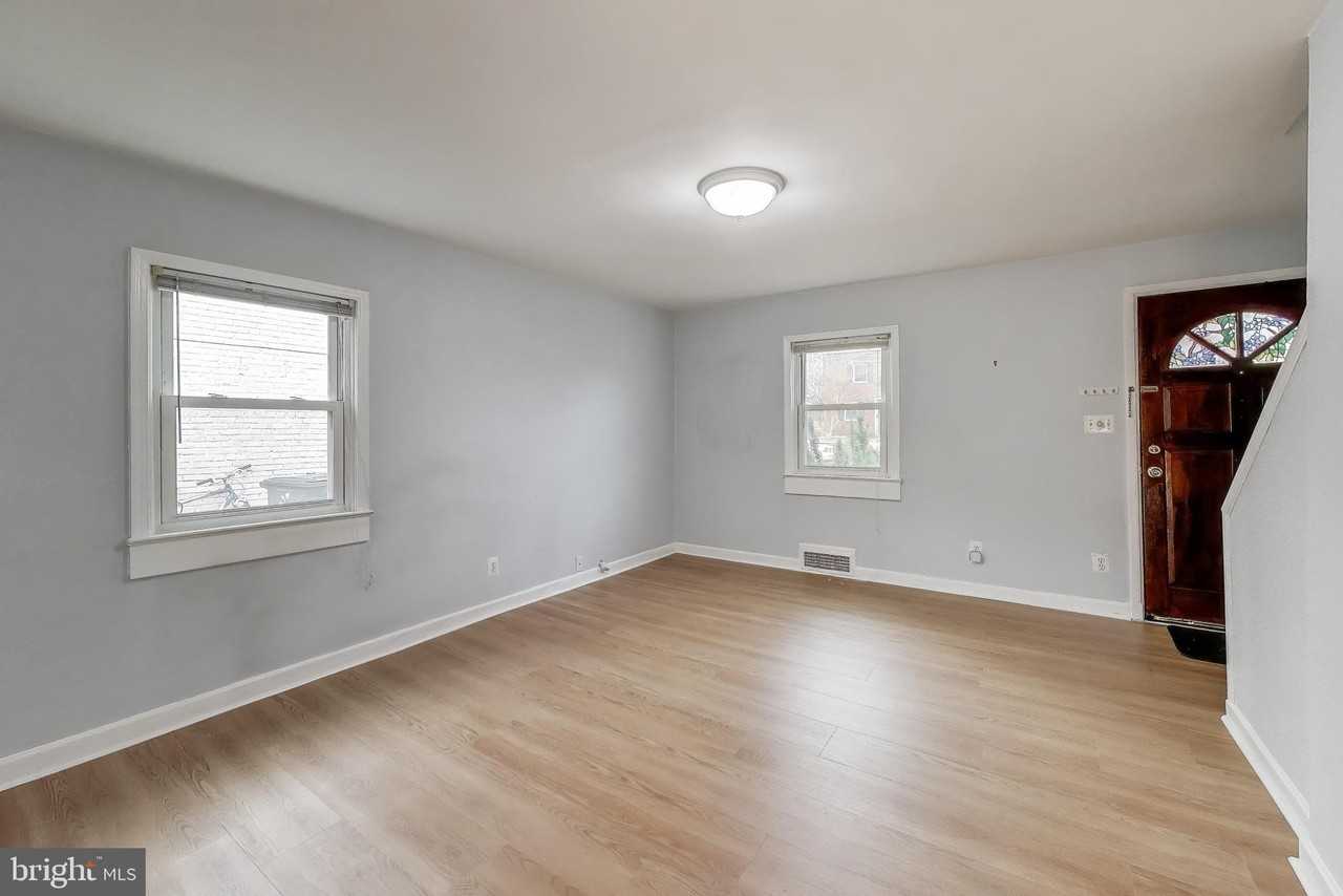 903 S Irving St - Photo 7 of 32