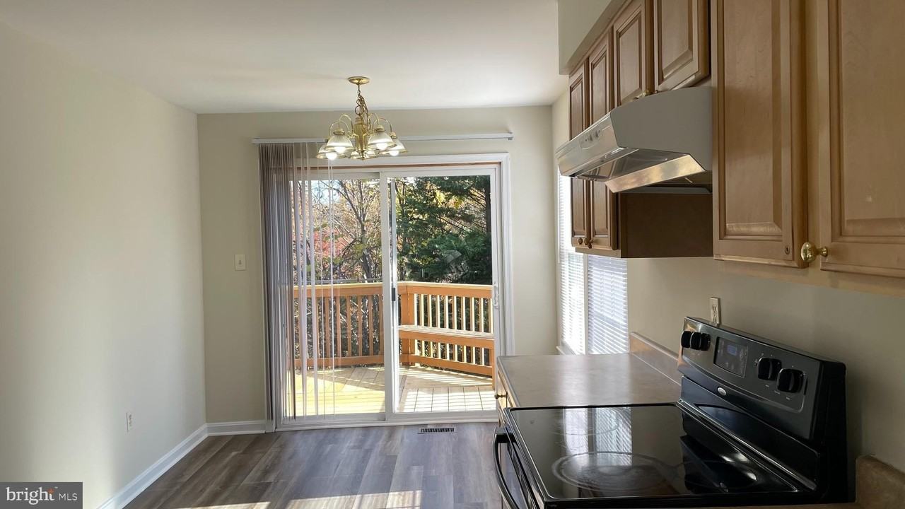 311 Knollwood Ct - Photo 3 of 17