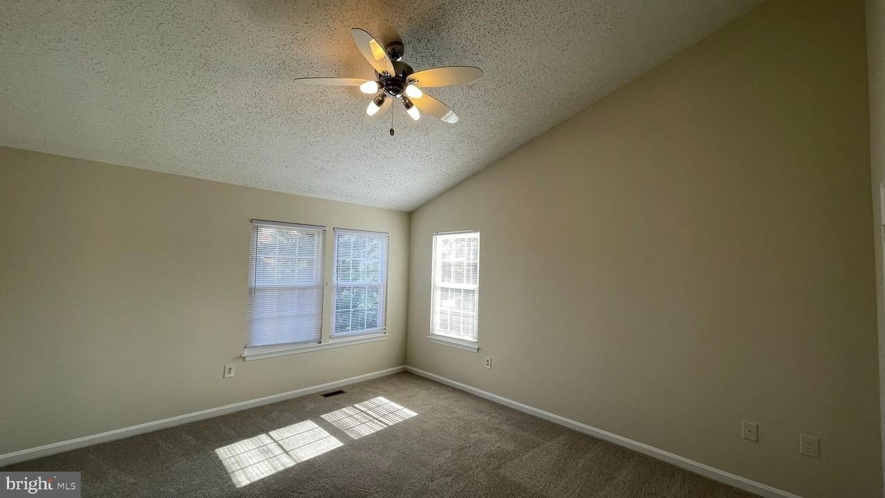 311 Knollwood Ct - Photo 6 of 17