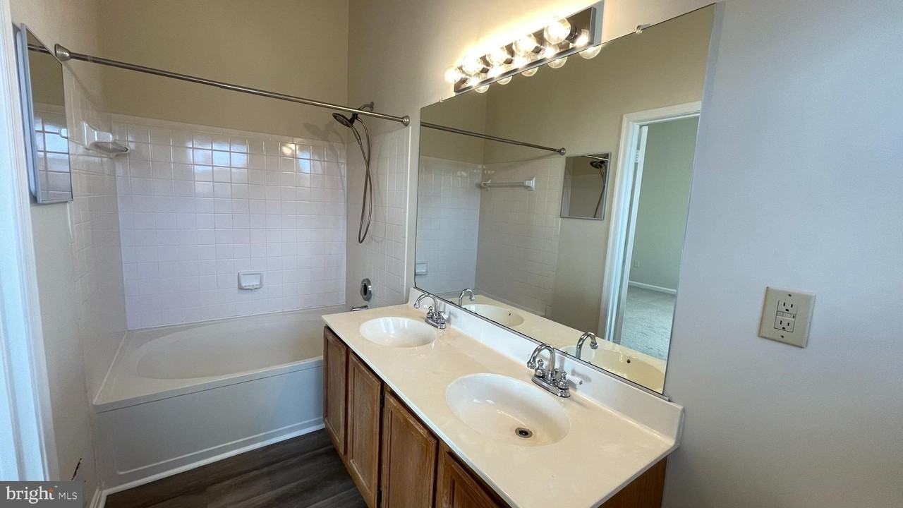 311 Knollwood Ct - Photo 7 of 17