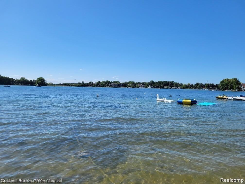 3590 Orchard Lake Rd - Photo 3 of 35