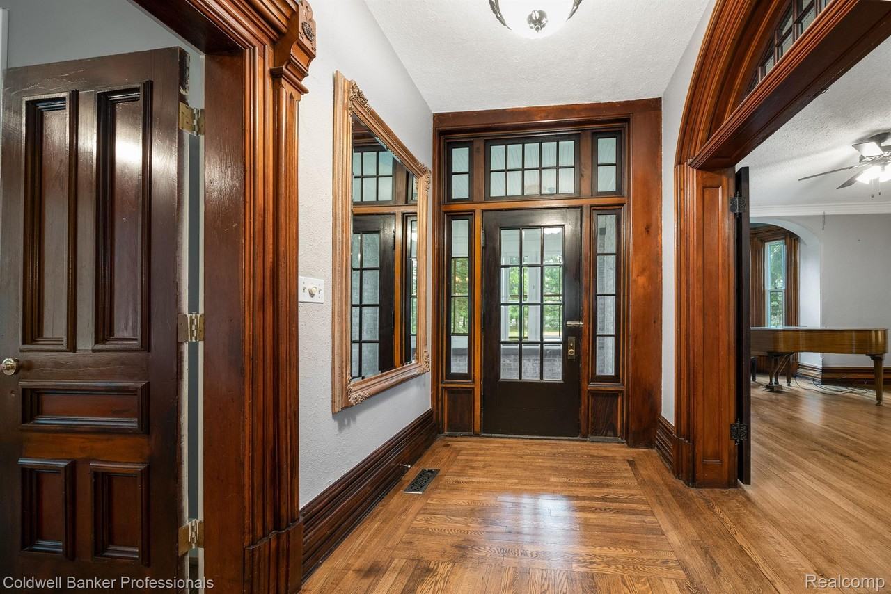 3590 Orchard Lake Rd - Photo 4 of 35