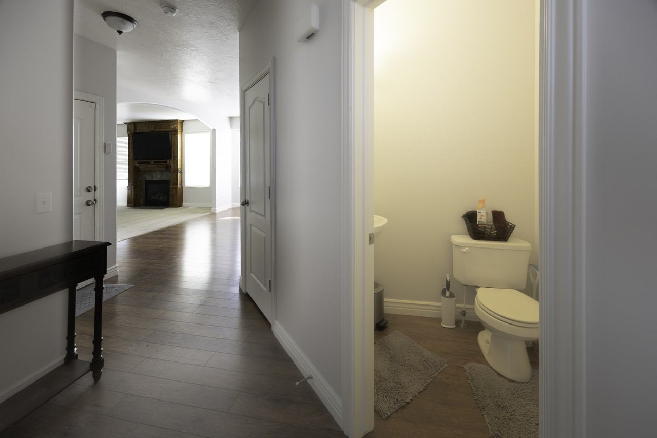 1438 Hawthorne Ln - Photo 2 of 12