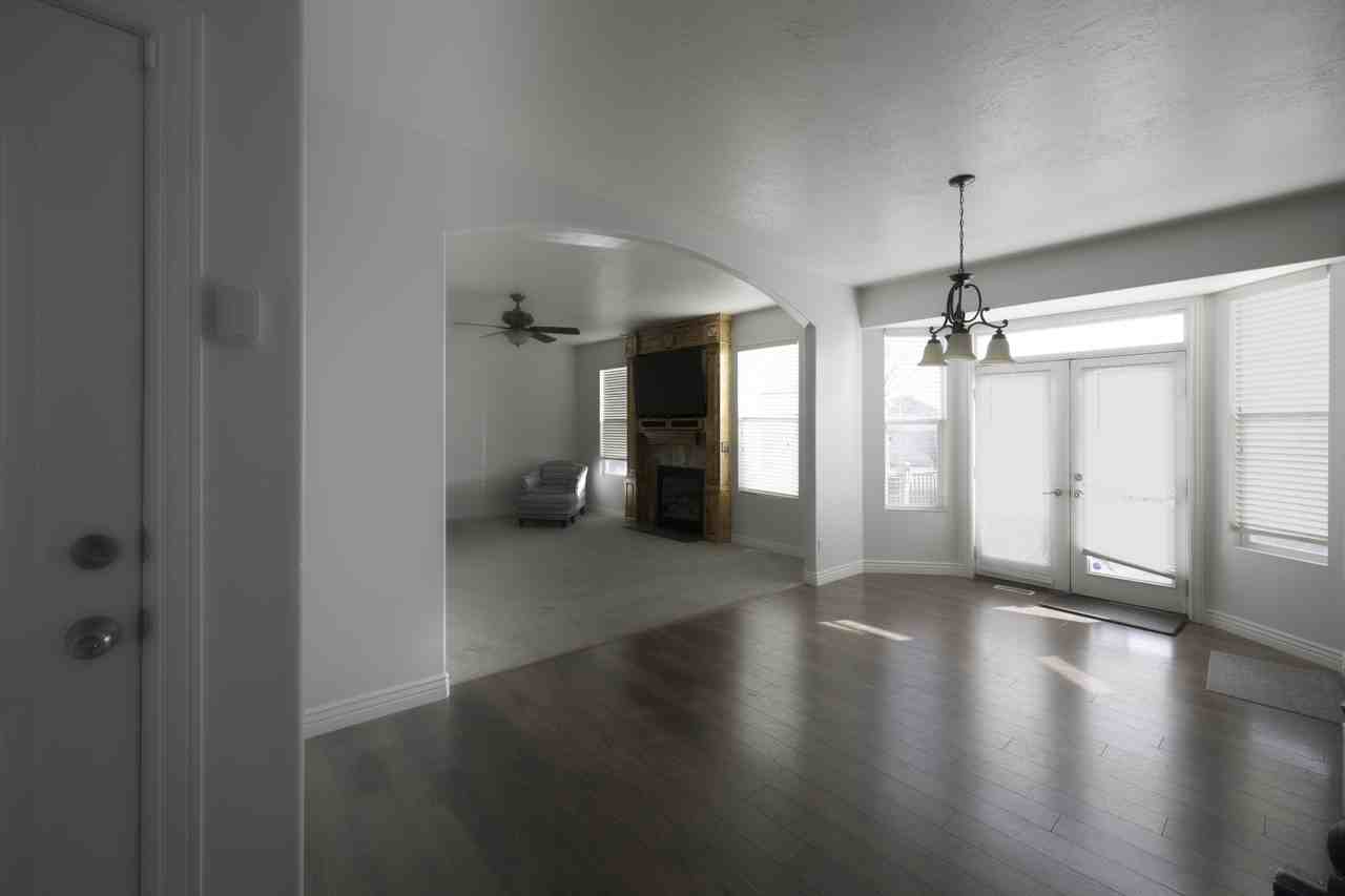 1438 Hawthorne Ln - Photo 4 of 12