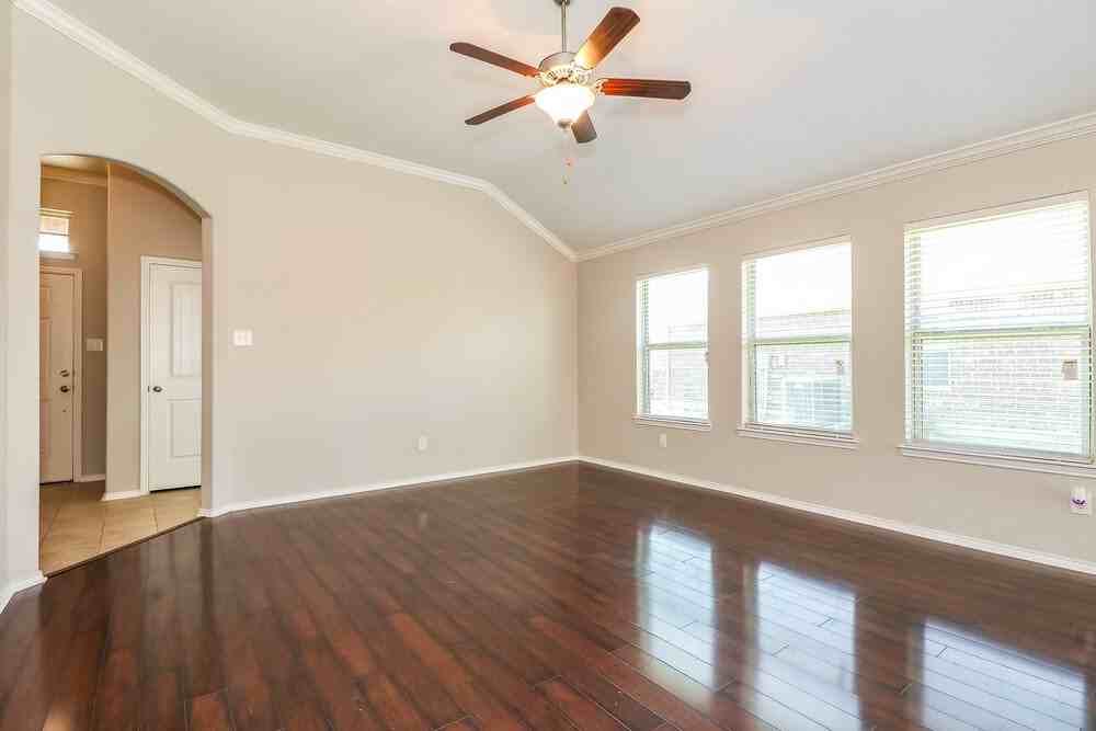 900 W Bend Blvd - Photo 2 of 15