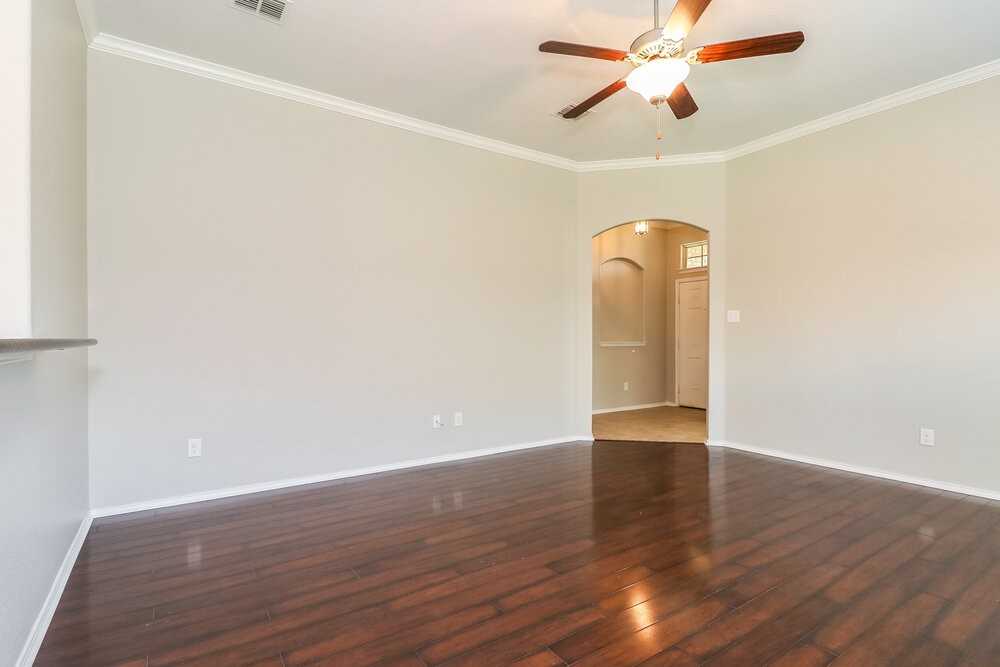 900 W Bend Blvd - Photo 3 of 15