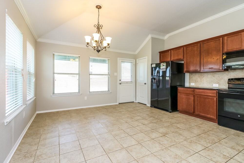 900 W Bend Blvd - Photo 4 of 15