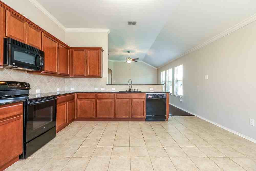 900 W Bend Blvd - Photo 6 of 15