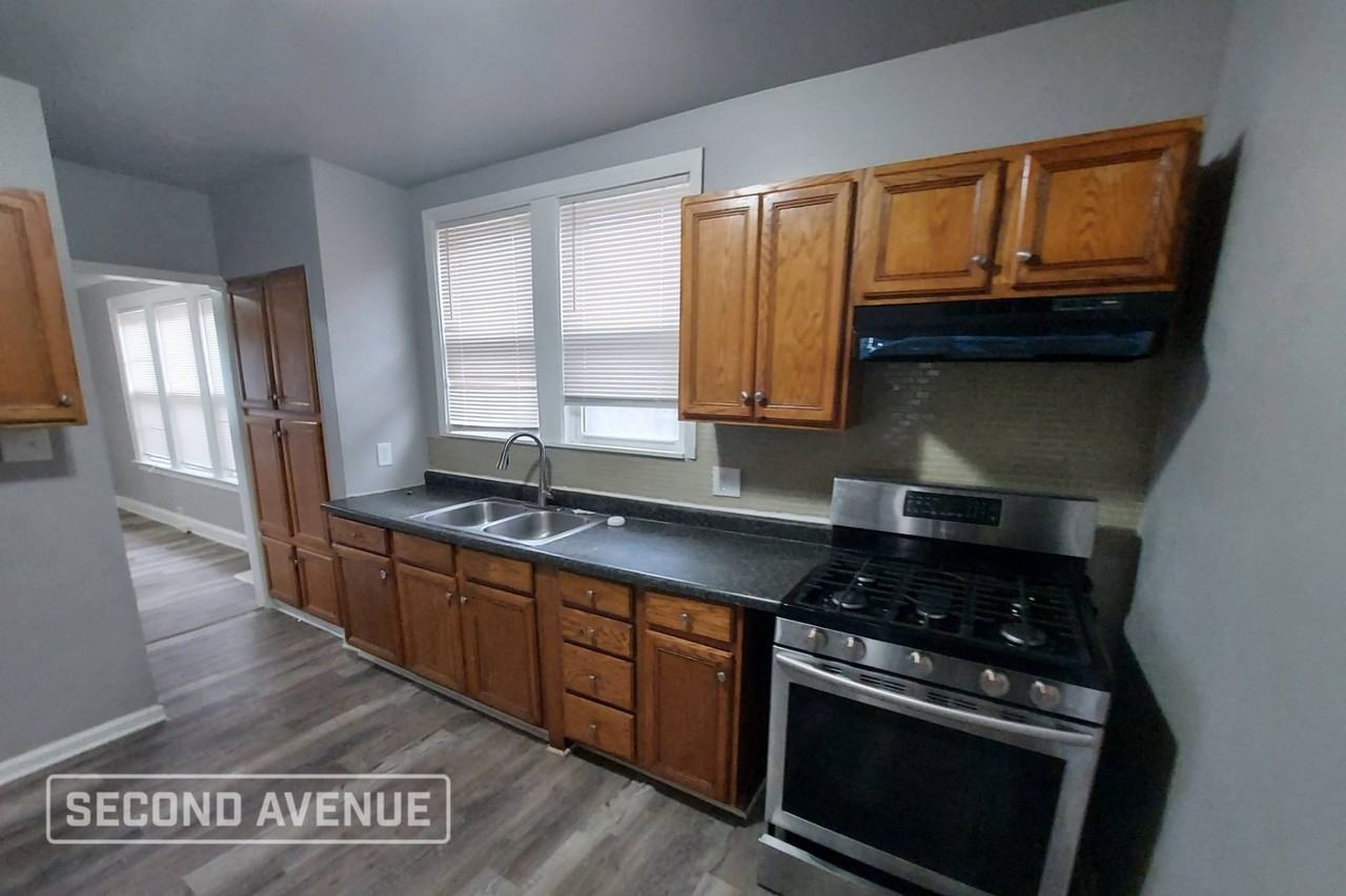 8312 S Aberdeen St - Photo 3 of 14