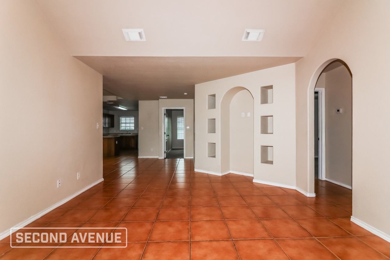 5541 Candace St - Photo 4 of 28