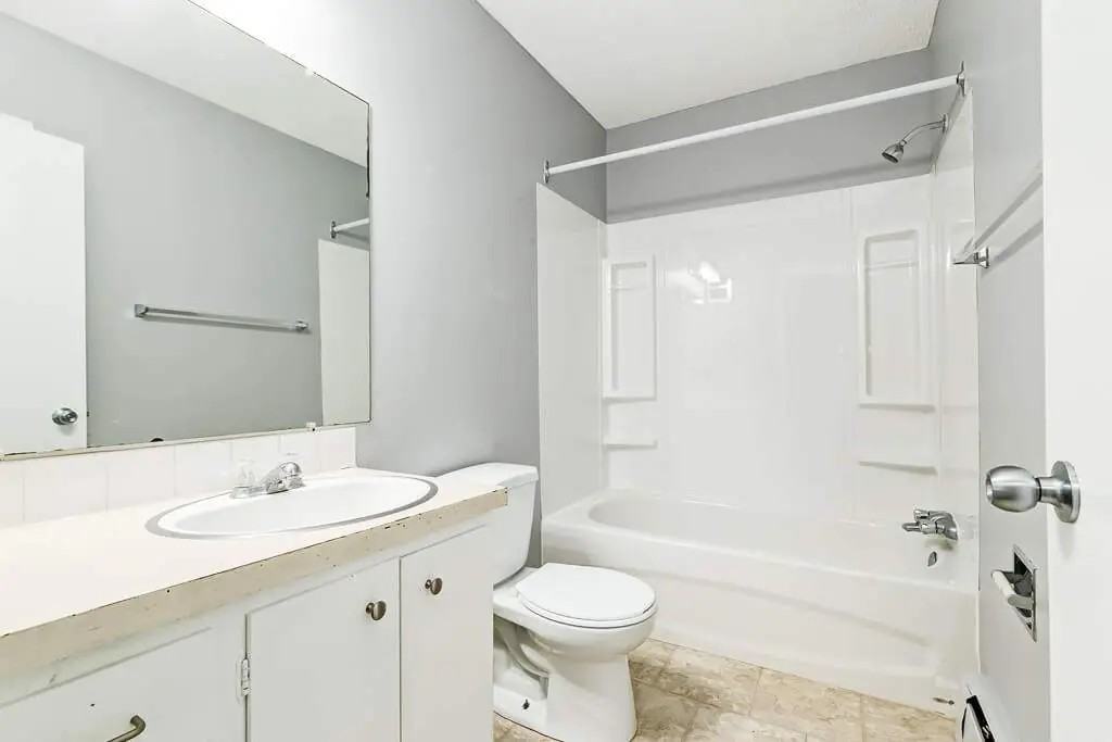 Linda Manor - Photo 7 of 12